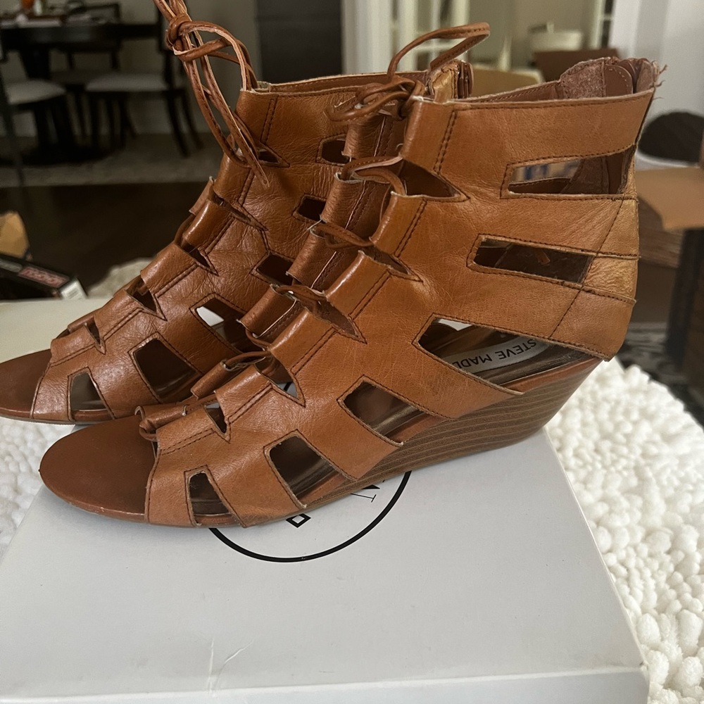 STEVE MADDEN - Tan Sandals.  Women’s size 8.